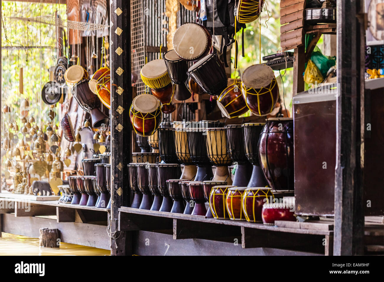 erhängt thai Trommeln auf den Verkauf in einem Stall der Damnoen Saduak schwimmenden Markt in Ratchaburi, Thailand Stockfoto