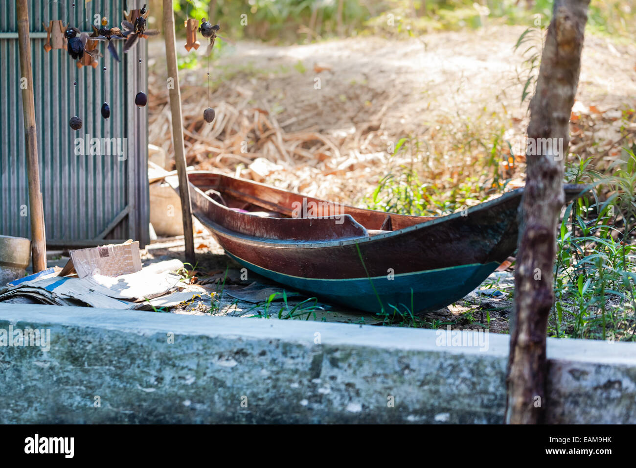 eine kleine thai Holzmotorboot unter Wartung mit einem Laken bedeckt Stockfoto