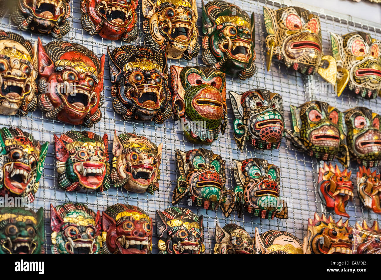 eine traditionelle thailändische Dämon Holzmaske zum Verkauf als Souvenir in der Damnoen Saduak floating market Stockfoto