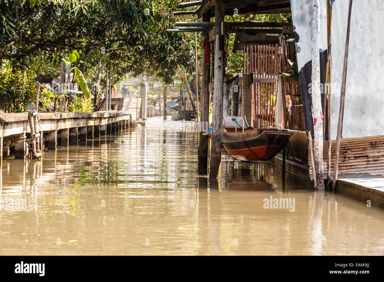 eine kleine thai Holzmotorboot unter Wartung Stockfoto