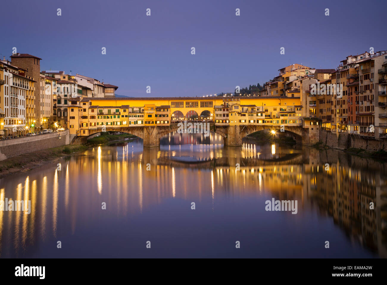 Dämmerung über historische Ponte Vecchio und Fluss Arno, Florenz, Toskana, Italien Stockfoto