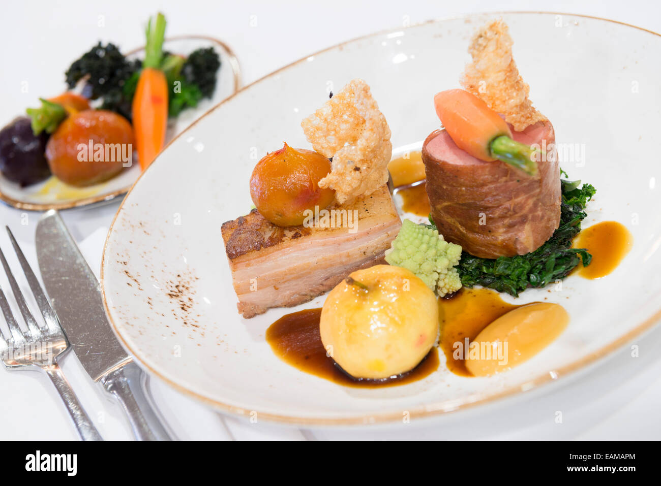 Schweinefleisch, zwei Arten in ein feines Restaurant serviert. Stockfoto