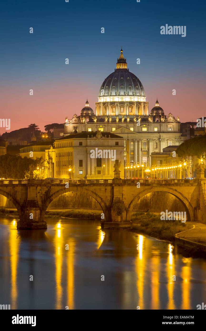 Dämmerung über Fluss Tibor und die Kuppel von San Pietro, Vatikan, Rom, Latium, Italien Stockfoto