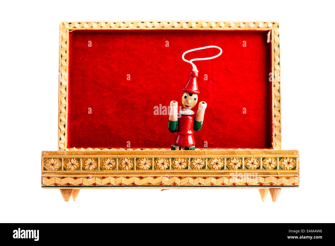 eine schöne bulgarische eingelegte Holzkiste mit Pinocchio Marionette herausspringen isoliert auf einem weißen Hintergrund Stockfoto