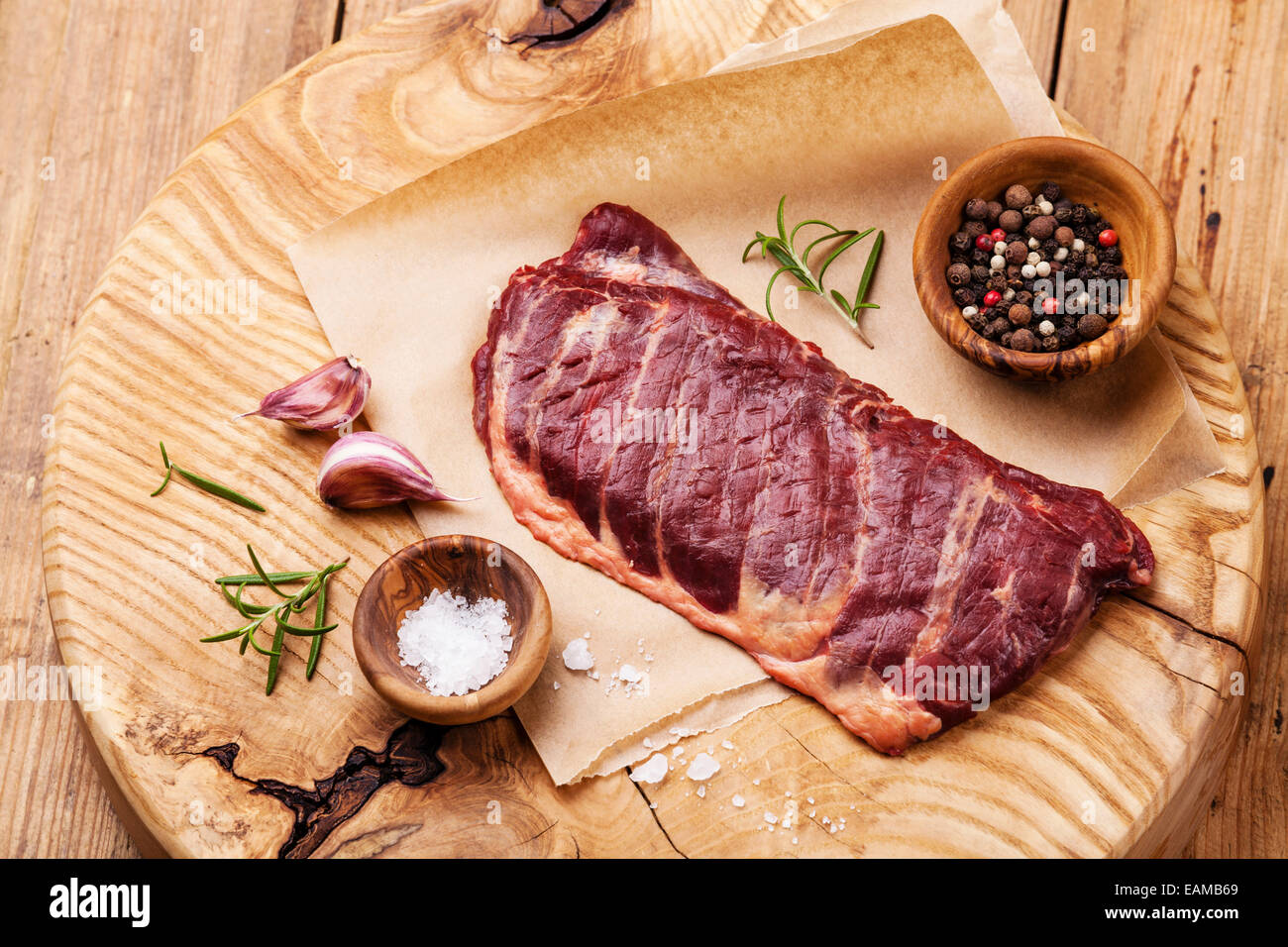 Rohes Frischfleisch Steak Machete mit Salz und Pfeffer auf hölzernen Hintergrund Stockfoto