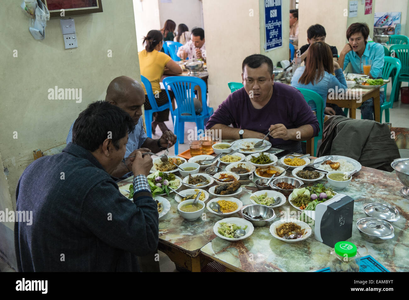 Typische burmesische Mahlzeit mit vielen Platten, Geschirr in diesem traditionellen Restaurant, Mandalay, Birma, Myanmar, Südostasien, Asien, Stockfoto