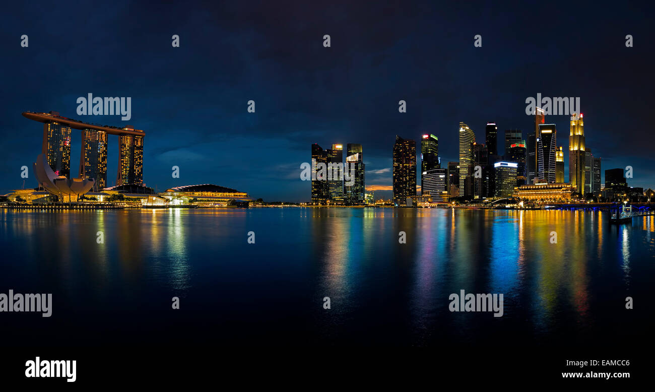 Singapur Skyline bei Sonnenuntergang Stockfoto
