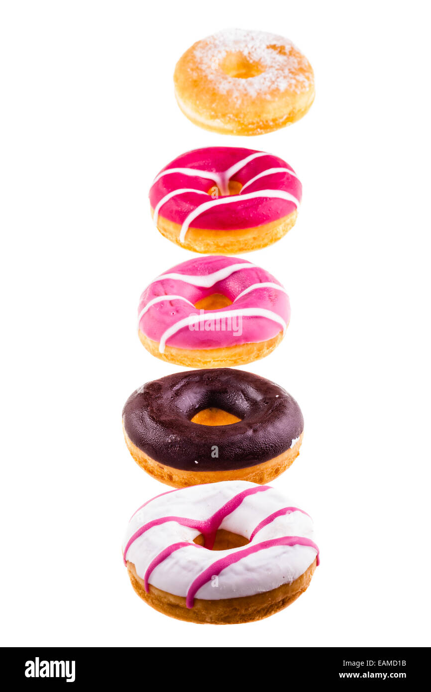 leckere leckere Donuts, die über einen weißen Hintergrund isoliert ...