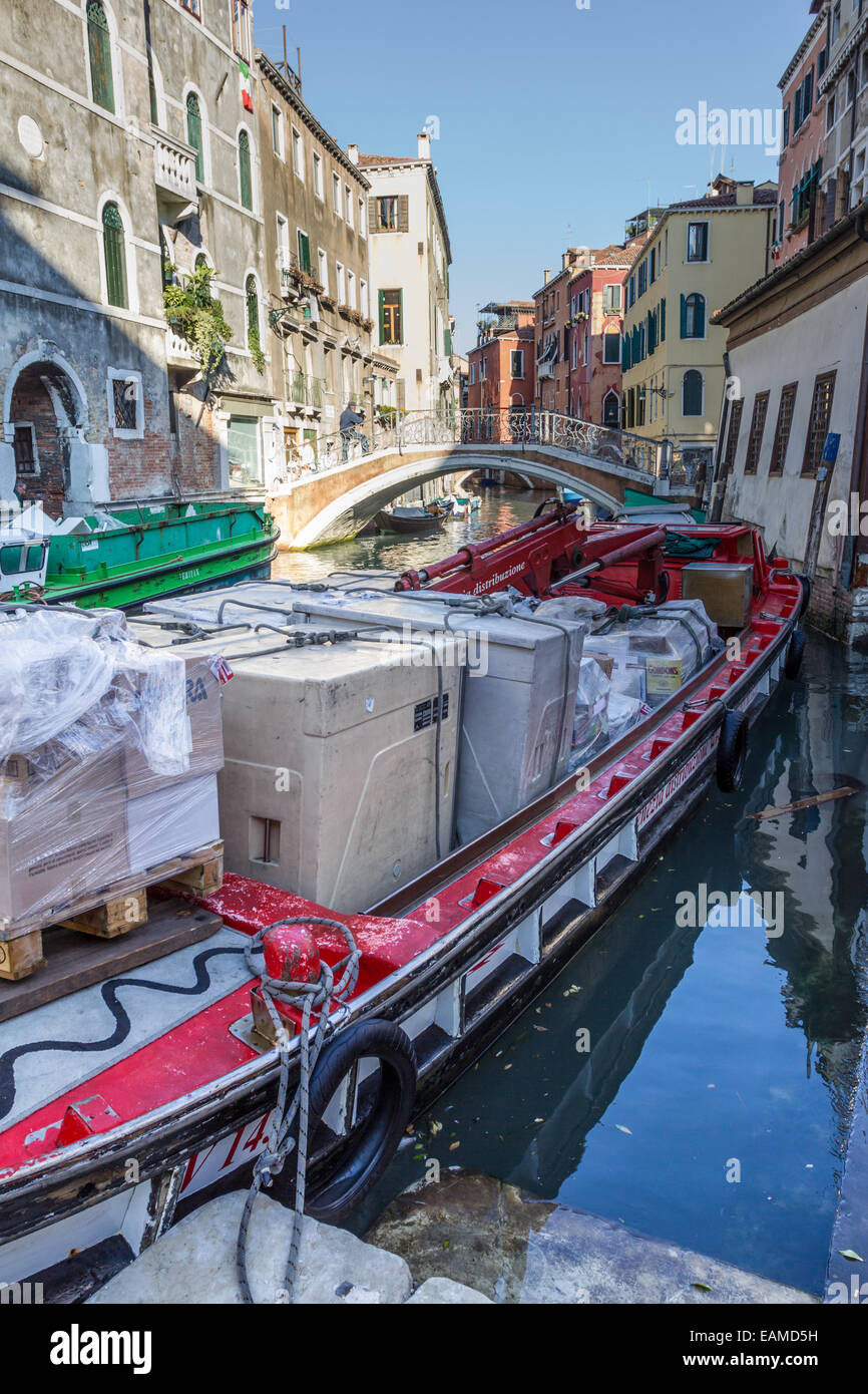 Workboat am Kanal in Venedig, Italien Stockfoto