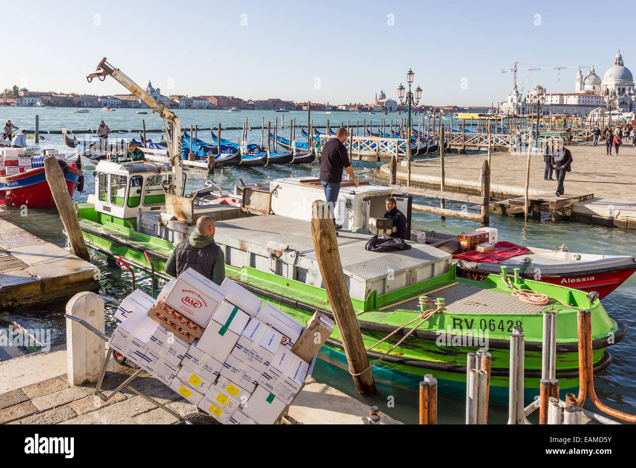 Arbeiter laden Workboat in Venedig, Italien, 21. Oktober 2011: Stockfoto