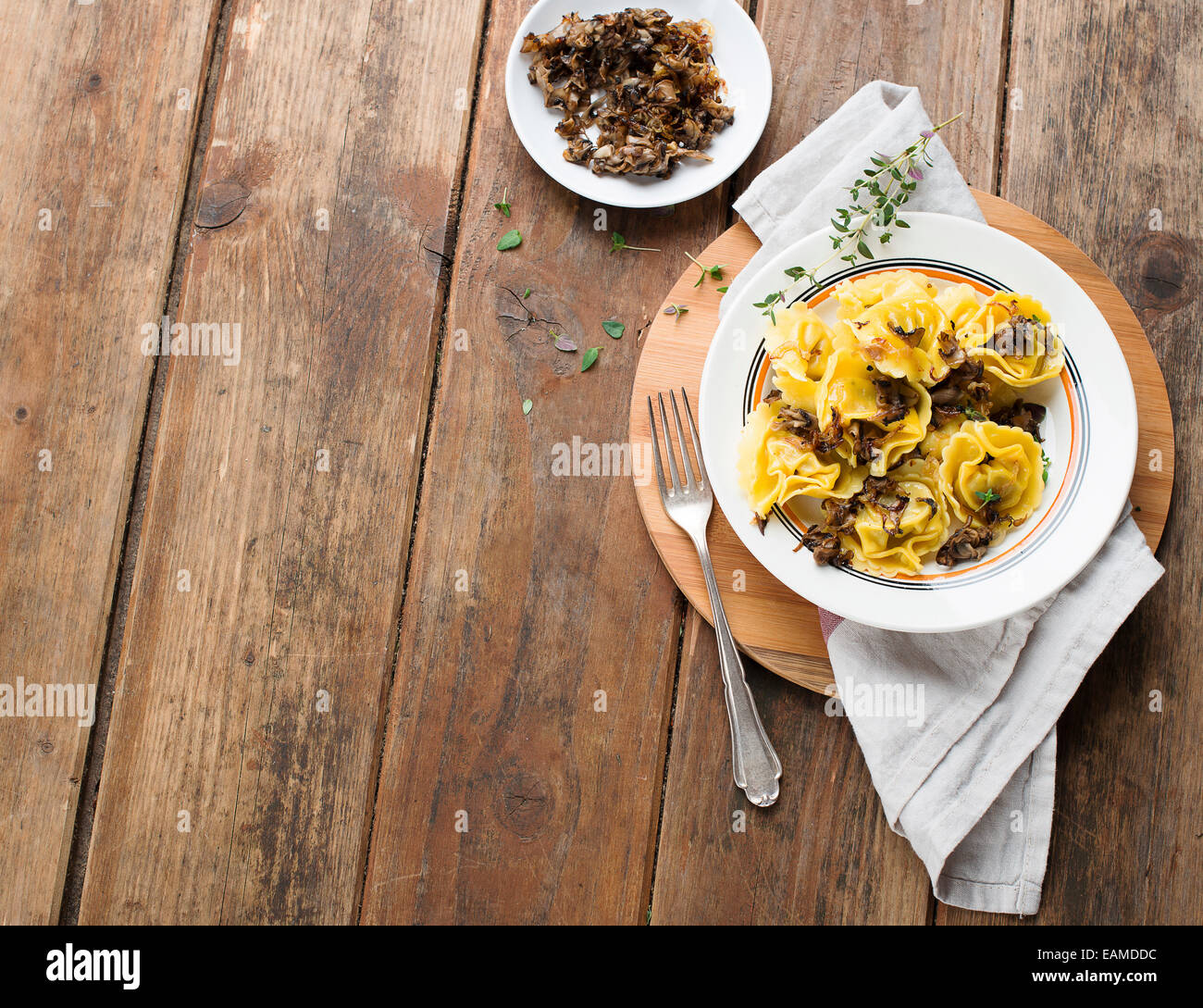 Tortelli Tortellini mit gegrillten Champignons und Zwiebeln Stockfoto