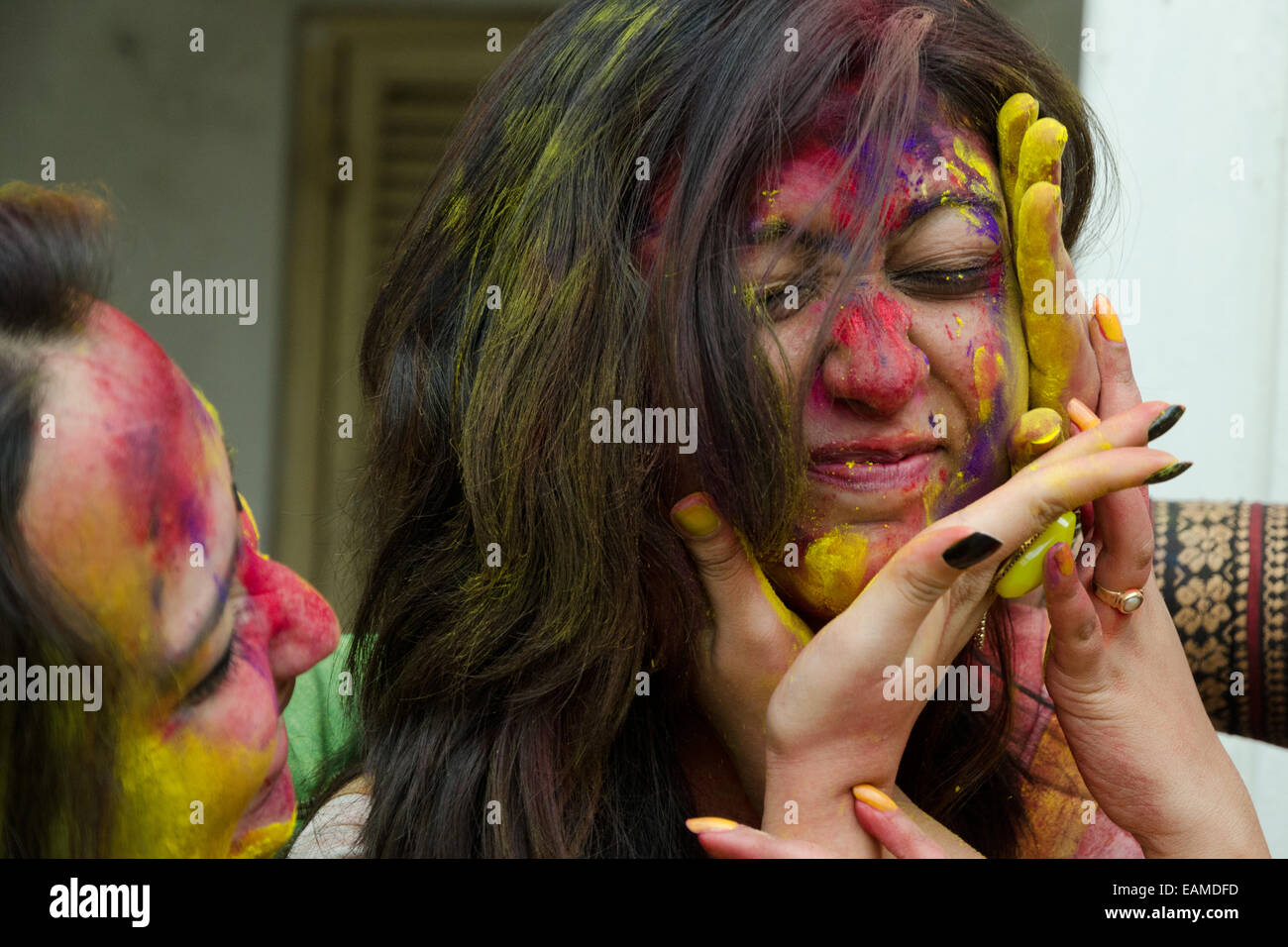 Freunde feiern Holi Festival, Kolkata, Westbengalen, Indien Stockfoto