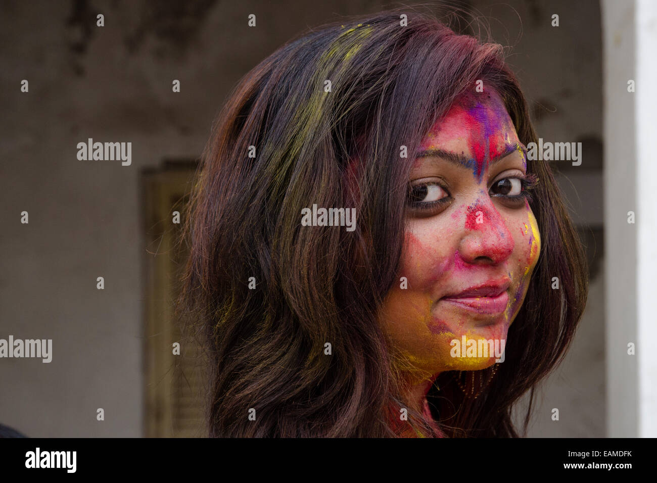 Close-up Portrait einer indischen Frau feiern Holi, Kolkata, Westbengalen, Indien. Stockfoto