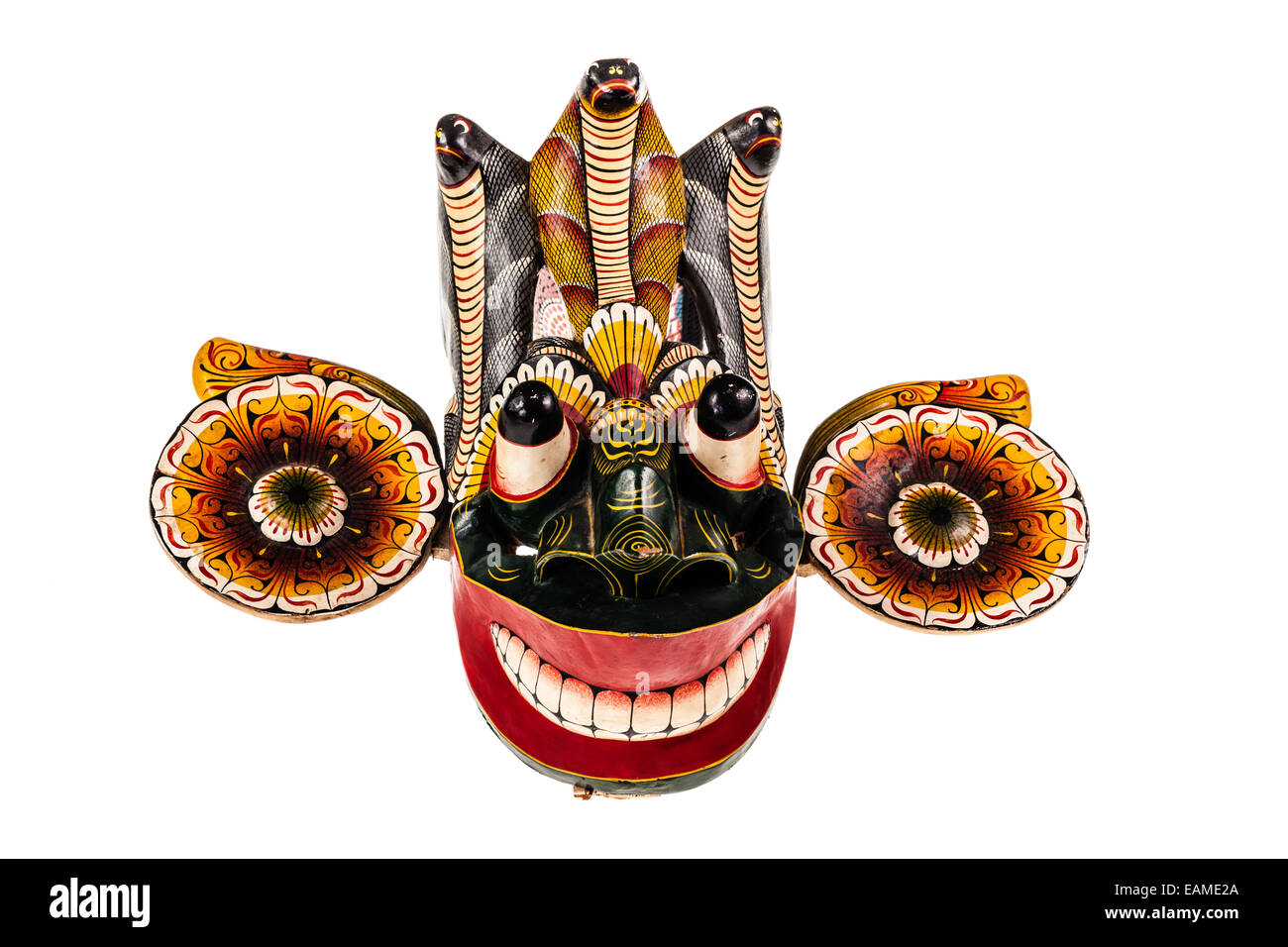eine traditionelle Sri Lanka Tanz-Maske genannt Gara Raksha Maske, vertritt  den König der Dämonen, isoliert auf weiß Stockfotografie - Alamy