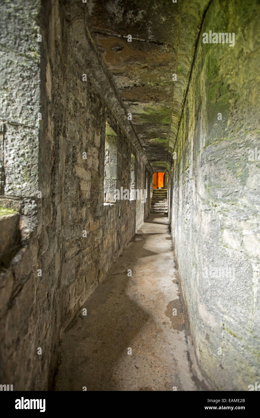 Langen, schmalen Durchgang in dicken Steinmauern des großen und spektakulären 13. Jahrhundert Caernarfon Castle in Wales Stockfoto