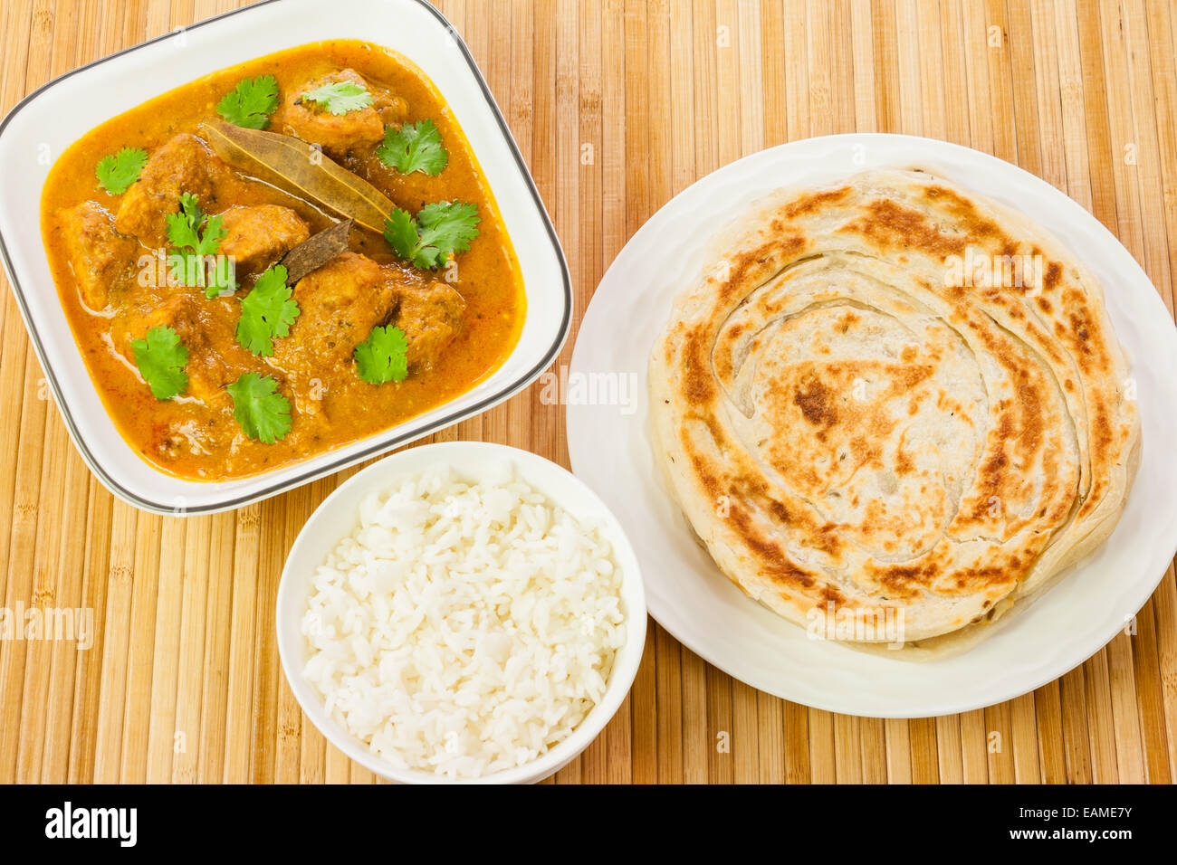 Draufsicht der leckeren indischen Chicken Curry Mahlzeit mit Reis und Parotta (indisches Brot). Stockfoto