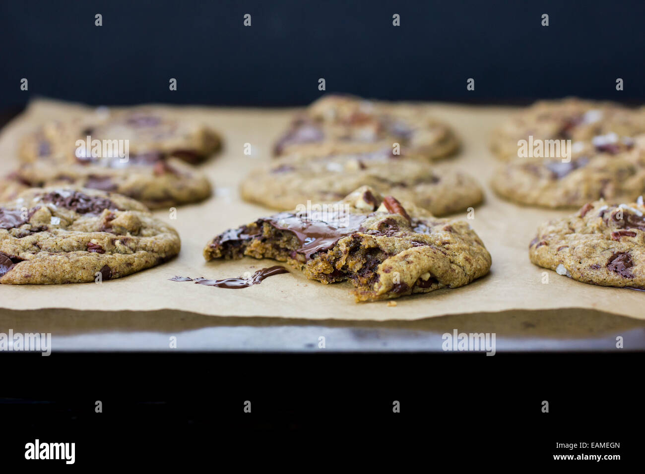 Klebrige Schokoladenkekse mit Salz und Pekannüsse, frisch gebacken Stockfoto