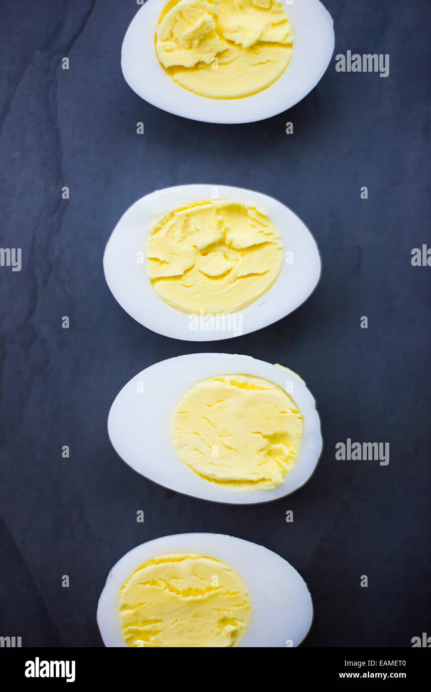 Hart gekochte Ente Ei Hälften auf blauer Schiefer Stockfotografie - Alamy