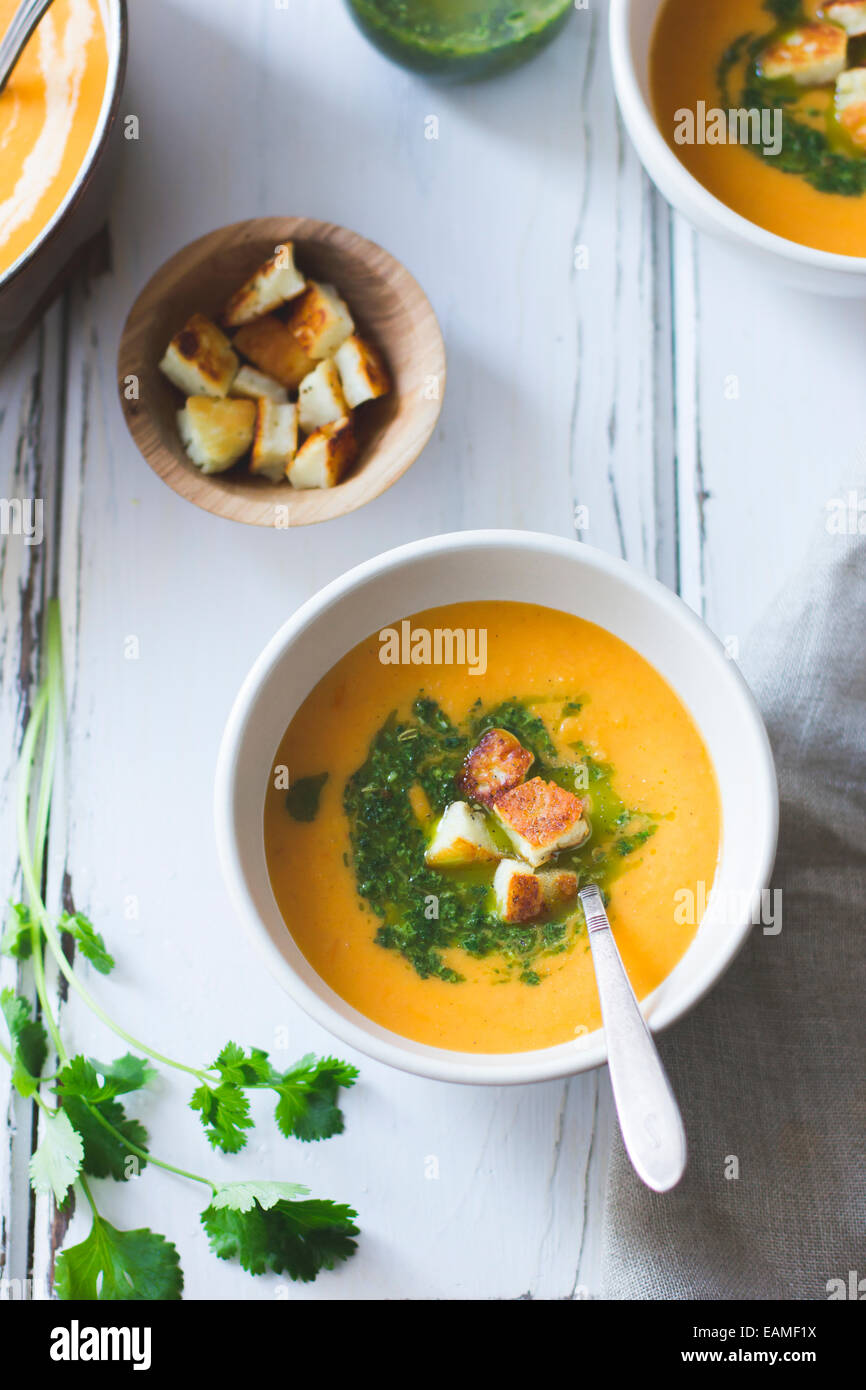 Gemüsesuppe mit grüner Soße und Käse Croutons geröstet Stockfotografie ...