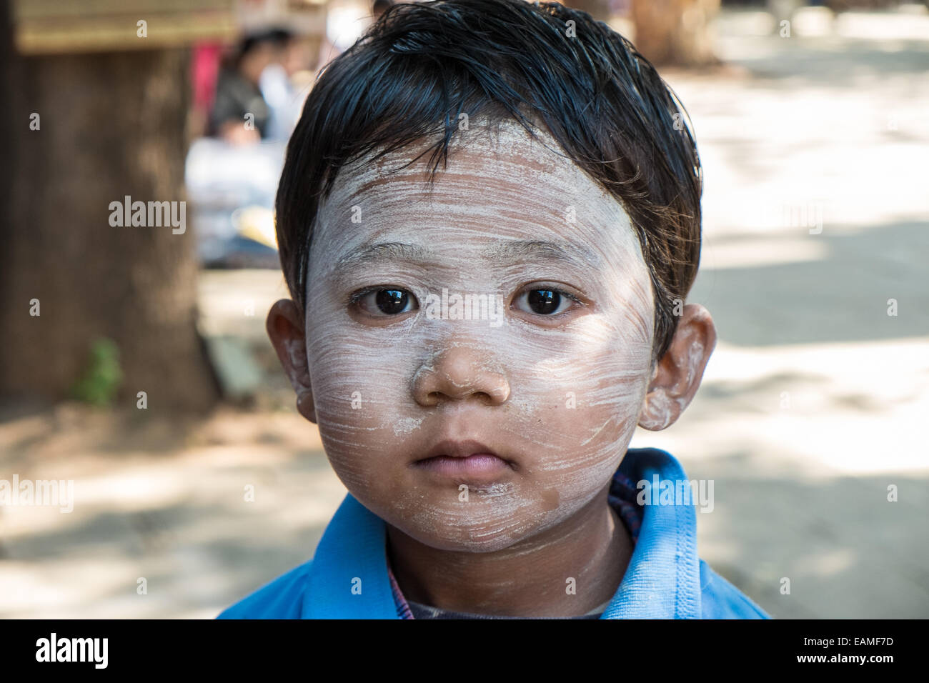 Familie, junge, Mutter mit Thanaka Rinde Creme Gesicht malen für kosmetische Zwecke, Tempelanlagen, Pagan, Bagan, Burma, Myanmar, Asien, Süd-Ost Stockfoto