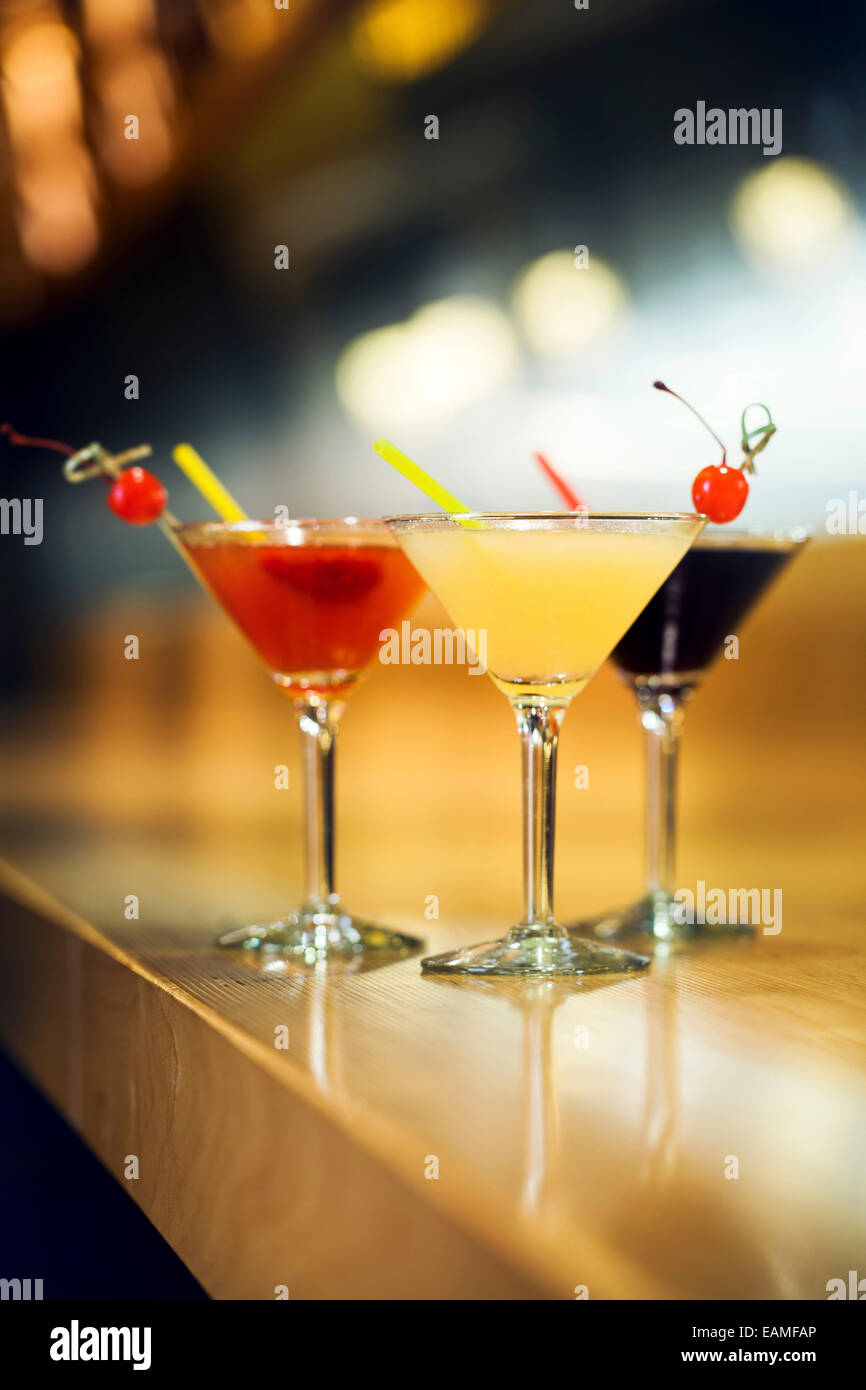 Cocktails auf eine bar Stockfoto