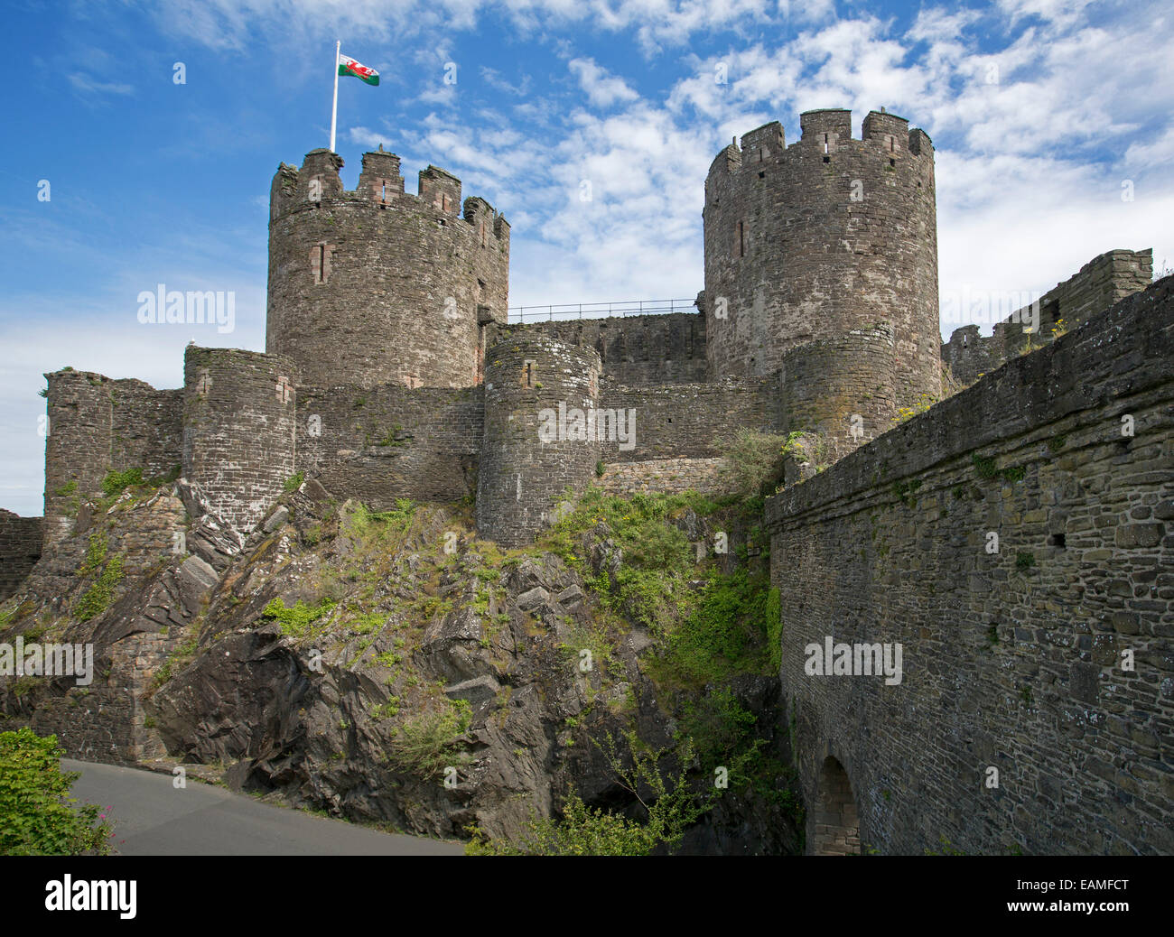 Historischen 13. Jahrhundert Conwy Castle in Wales mit riesigen Rundtürmen durchbohren in blauen Himmel mit Wolken durchzogen Stockfoto