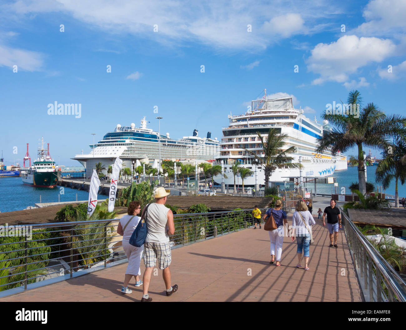 Ansicht der Kreuzfahrtschiffe im Hafen von Las Palmas aus nahe gelegenen Einkaufszentrum. Gran Canaria, Kanarische Inseln, Spanien Stockfoto