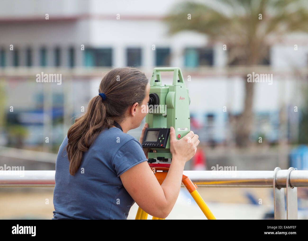 Frau mit Theodolit am Strand in Spanien Stockfoto