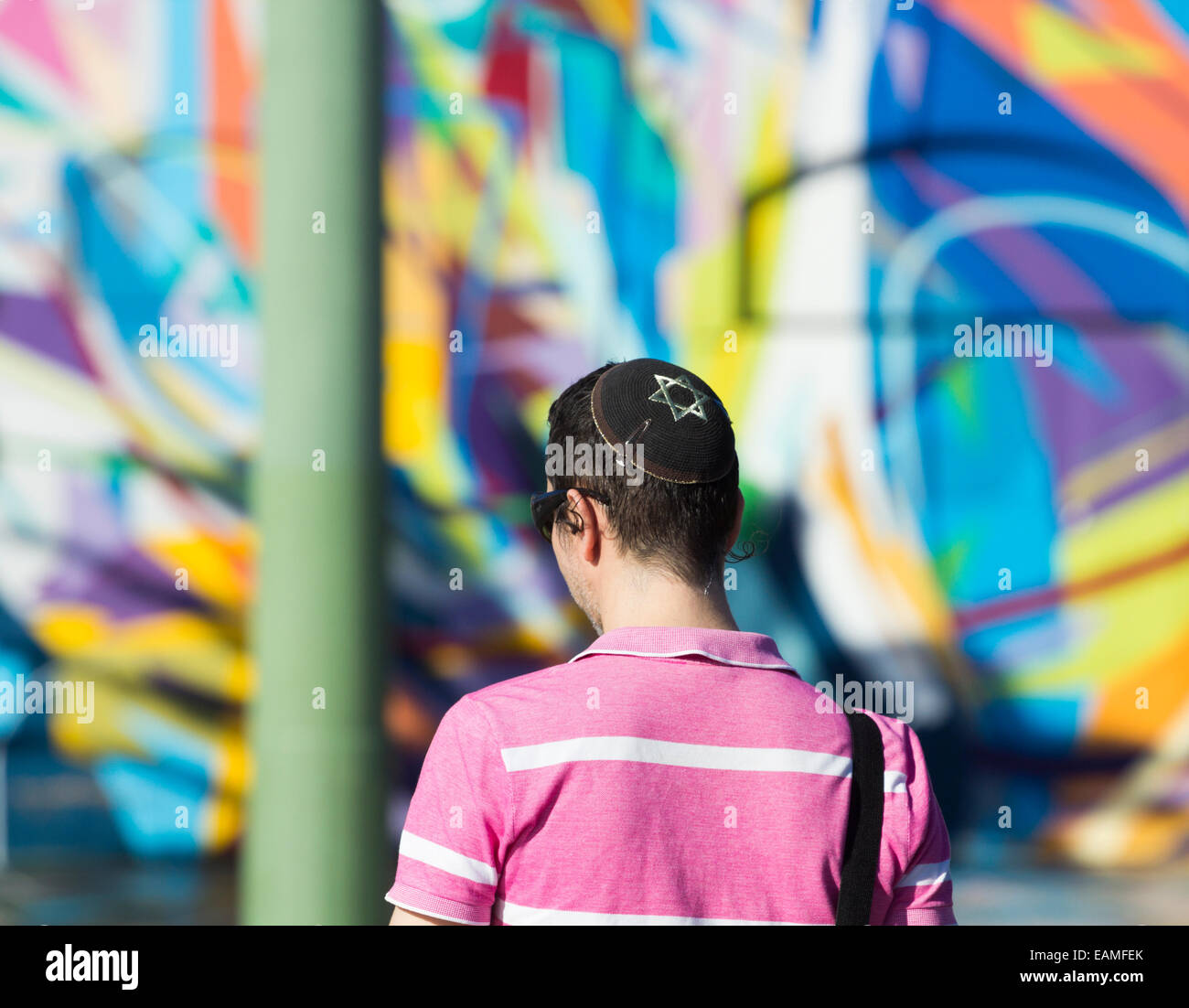 Mann trägt traditionelle Kippa Kopfbedeckungen Davidstern zeigt. Stockfoto