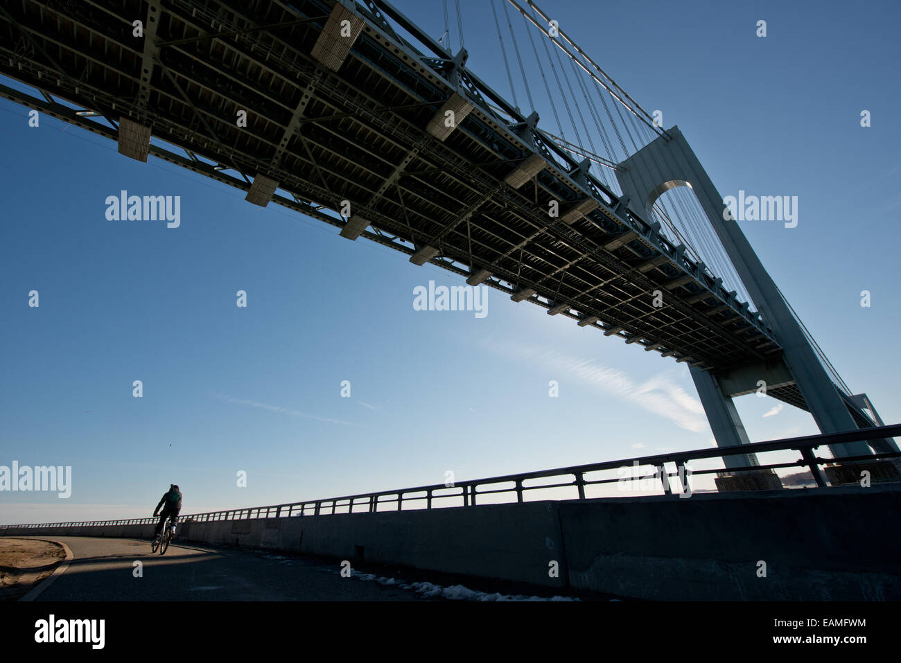 Radfahrer unter Verrazano-Narrows-Brücke Stockfoto