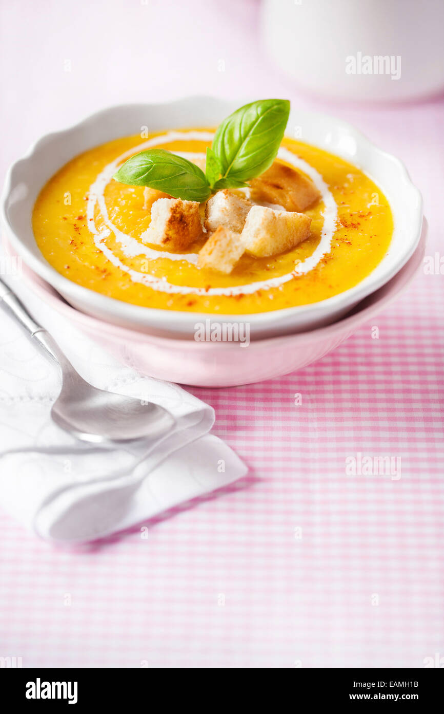 Kürbissuppe mit Croutons und Basilikum Stockfoto
