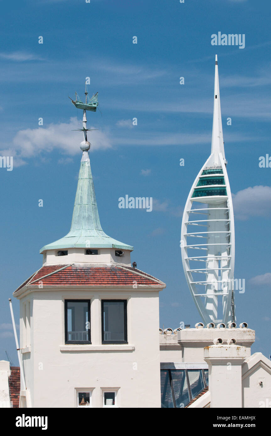 Spinnaker Tower (170 M) (560 ft.)  erhebt sich über Portsmouth, Hampshire, England, UK mit dem Turmhaus im Vordergrund. Stockfoto