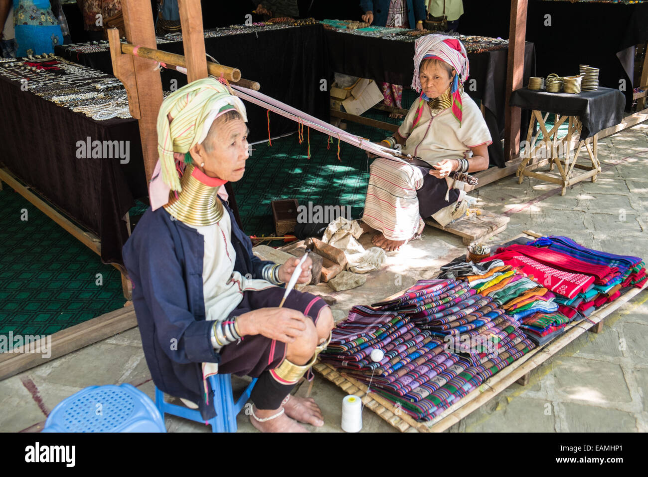 Lange necked Minderheit Stamm Frauen in Kunst und Handwerk Shop unter Tempelgelände in Pagan, Bagan, Burma, Myanmar, Südostasien, Asien, Stockfoto