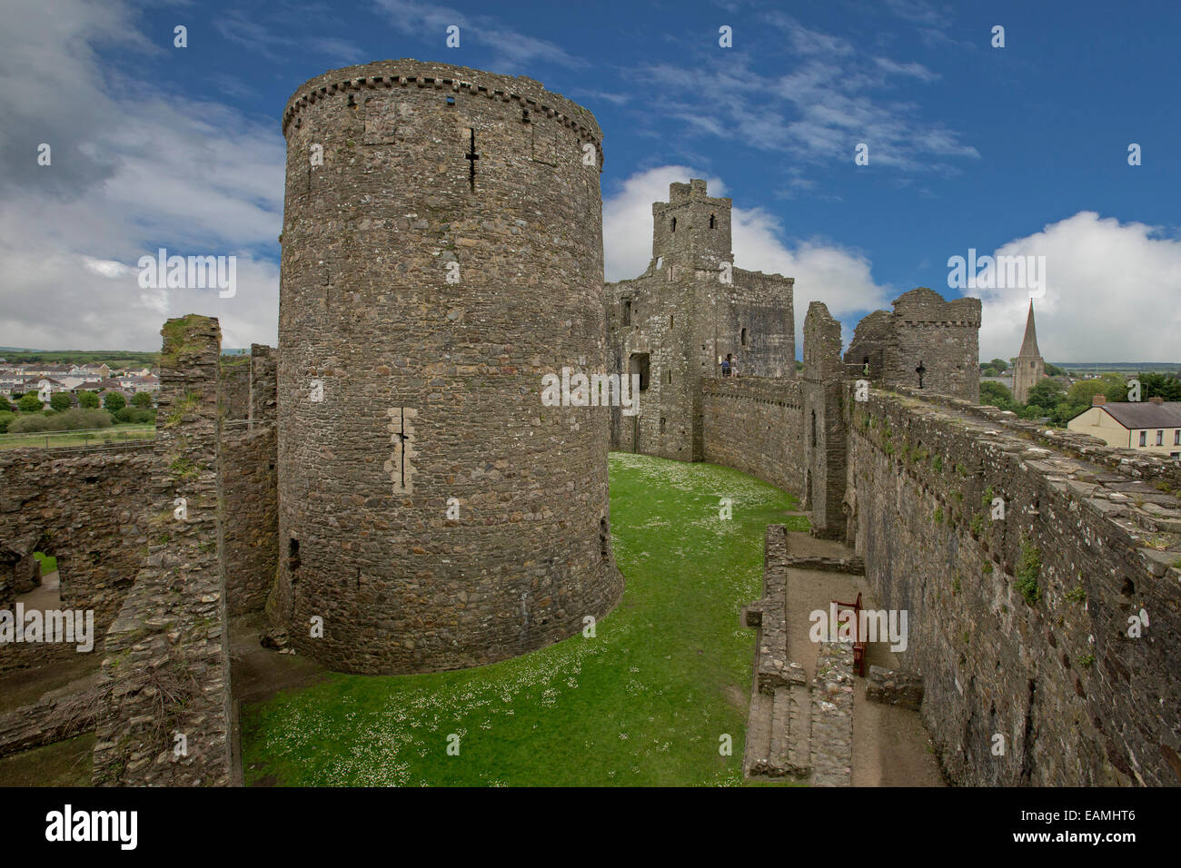 Blick vom hohen Steinmauer von riesigen Innenteil & Türme der Burg zerstörten 13. Jahrhundert Kidwelly mit Stadt in Ferne in Wales Stockfoto