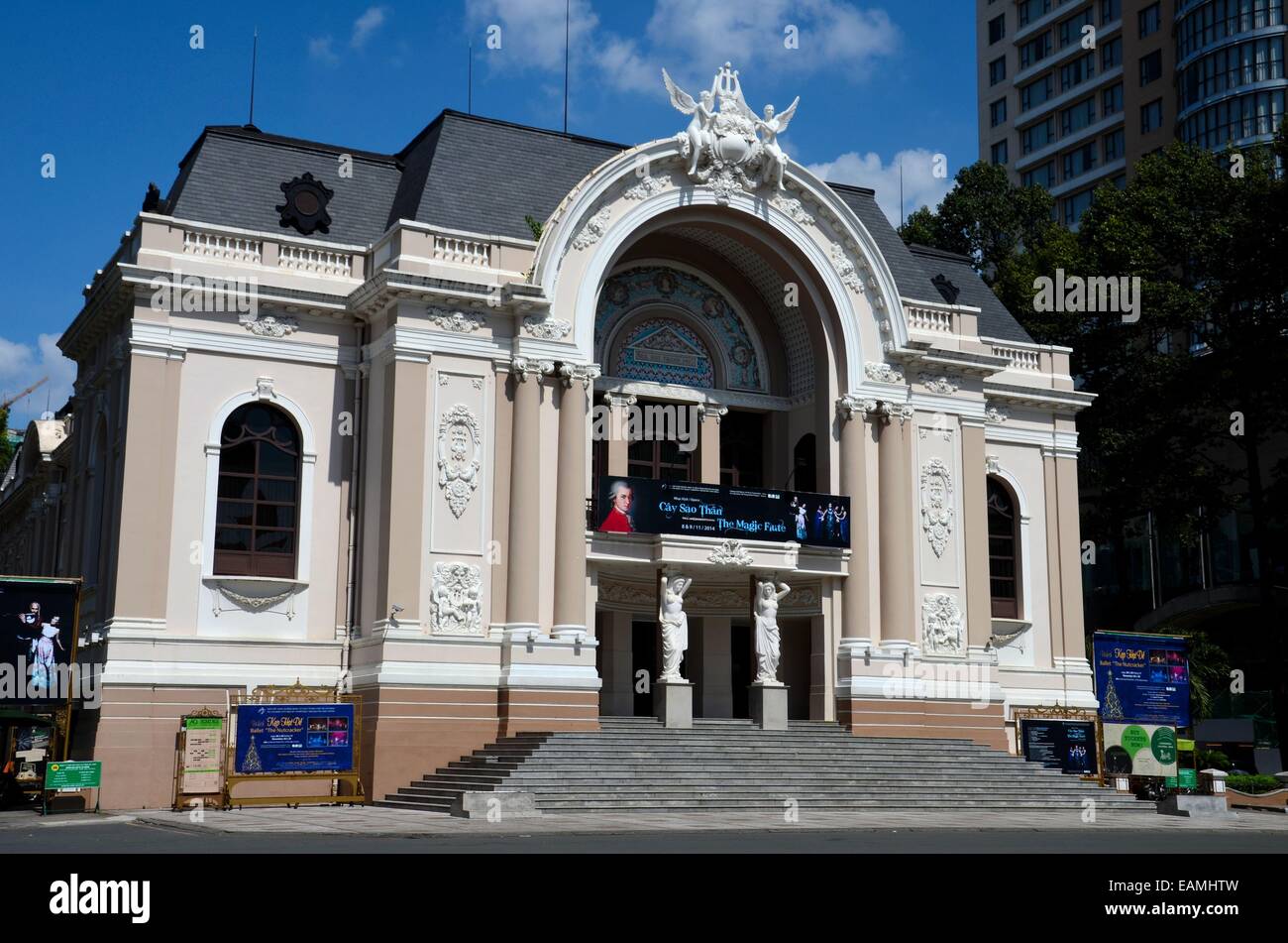 Vorderansicht des kunstvollen französischen kolonialen Saigon Opera House Ho-Chi-Minh-Stadt Vietnam Stockfoto
