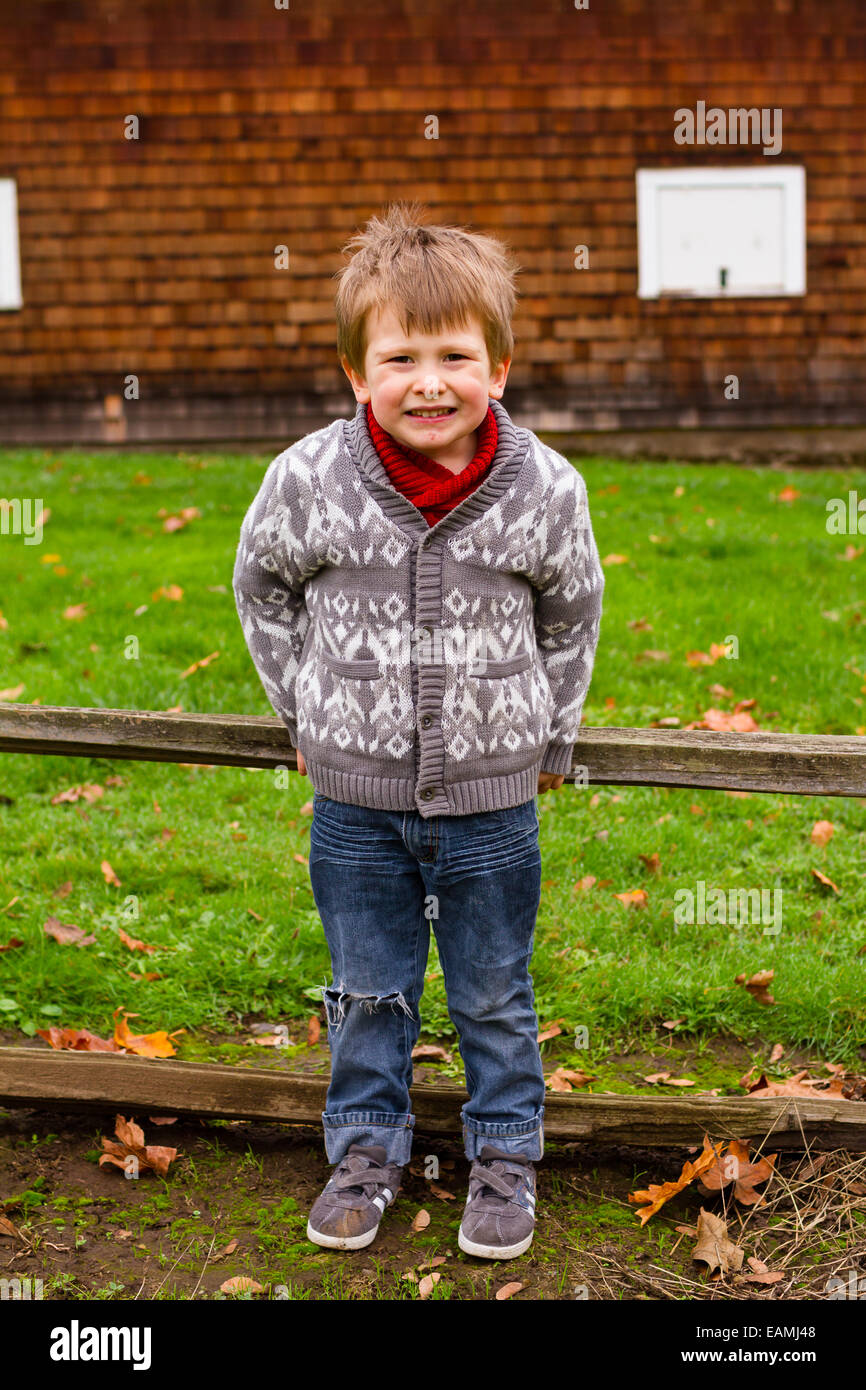 Drei Jahre alten Jungen in einem Lifestyle Portrait zeigt das Kind im Freien. Stockfoto