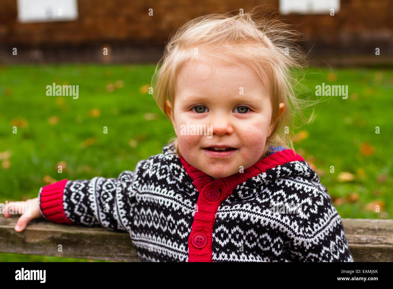 Lifestyle portrait einer jungen ein Jahr alten Kind im Freien. Stockfoto