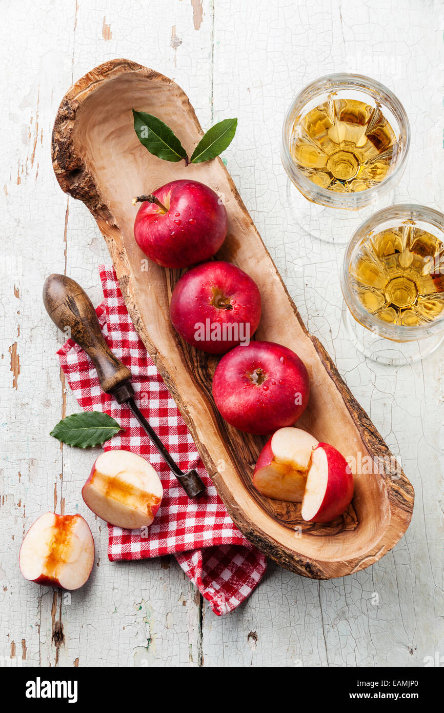 Rote Reife Äpfeln in Olive Holz Schüssel und Vintage Core remover Stockfoto