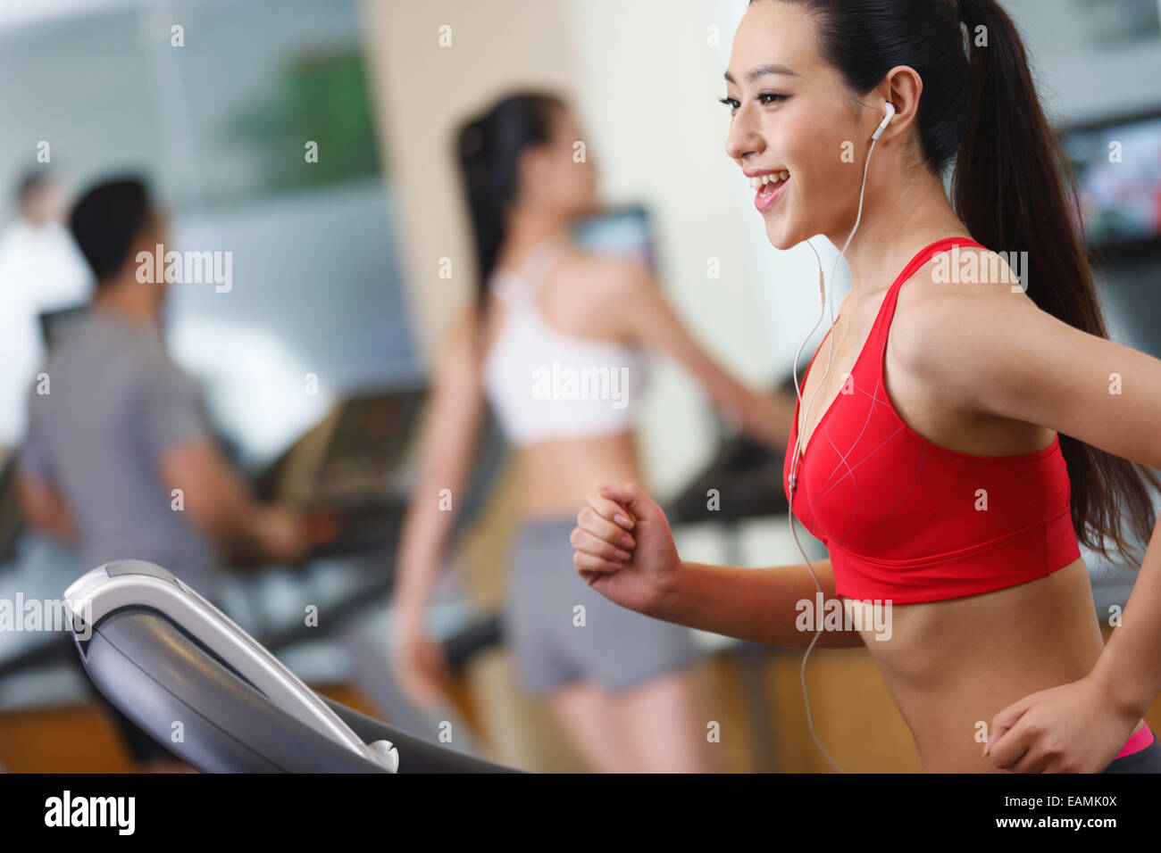 Junge Frauen in der Turnhalle Stockfoto