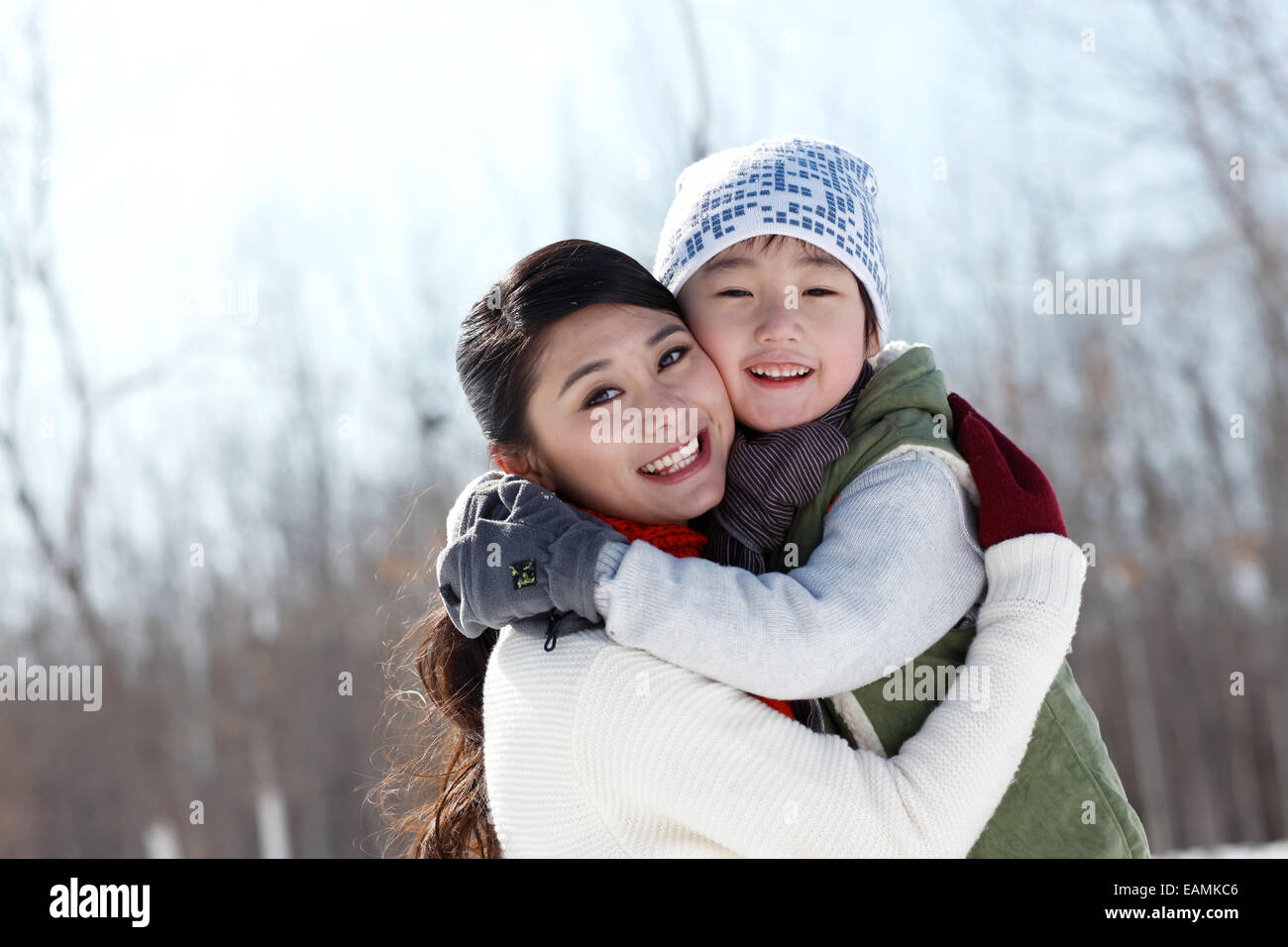 Mutter mit dem Sohn im freien Stockfoto