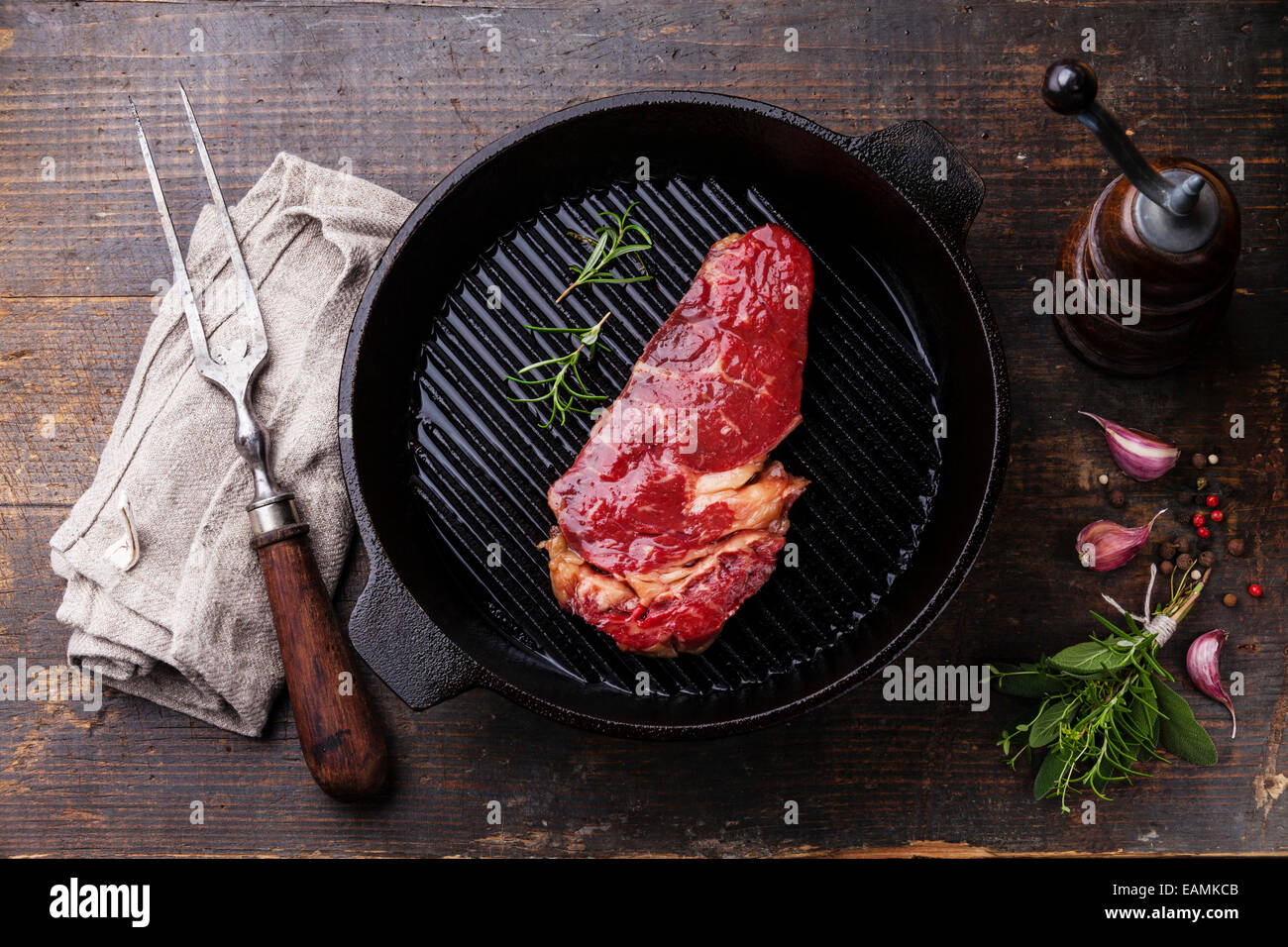 Gegrillten Ribeye Steak Entrecote auf Grillpfanne auf hölzernen Hintergrund Stockfoto