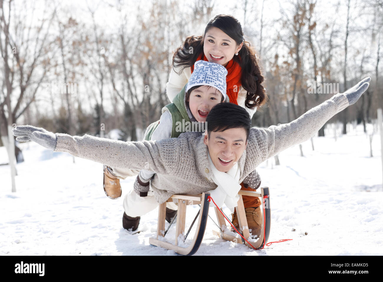 Nur Kind Familie Skifahren auf dem Schlitten Stockfoto