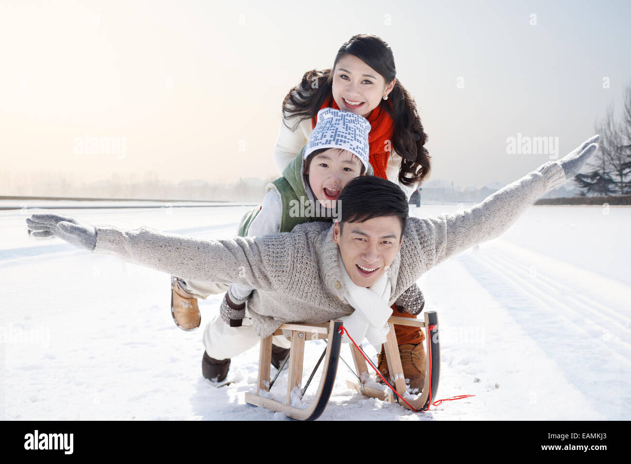 Nur Kind Familie Skifahren auf dem Schlitten Stockfoto