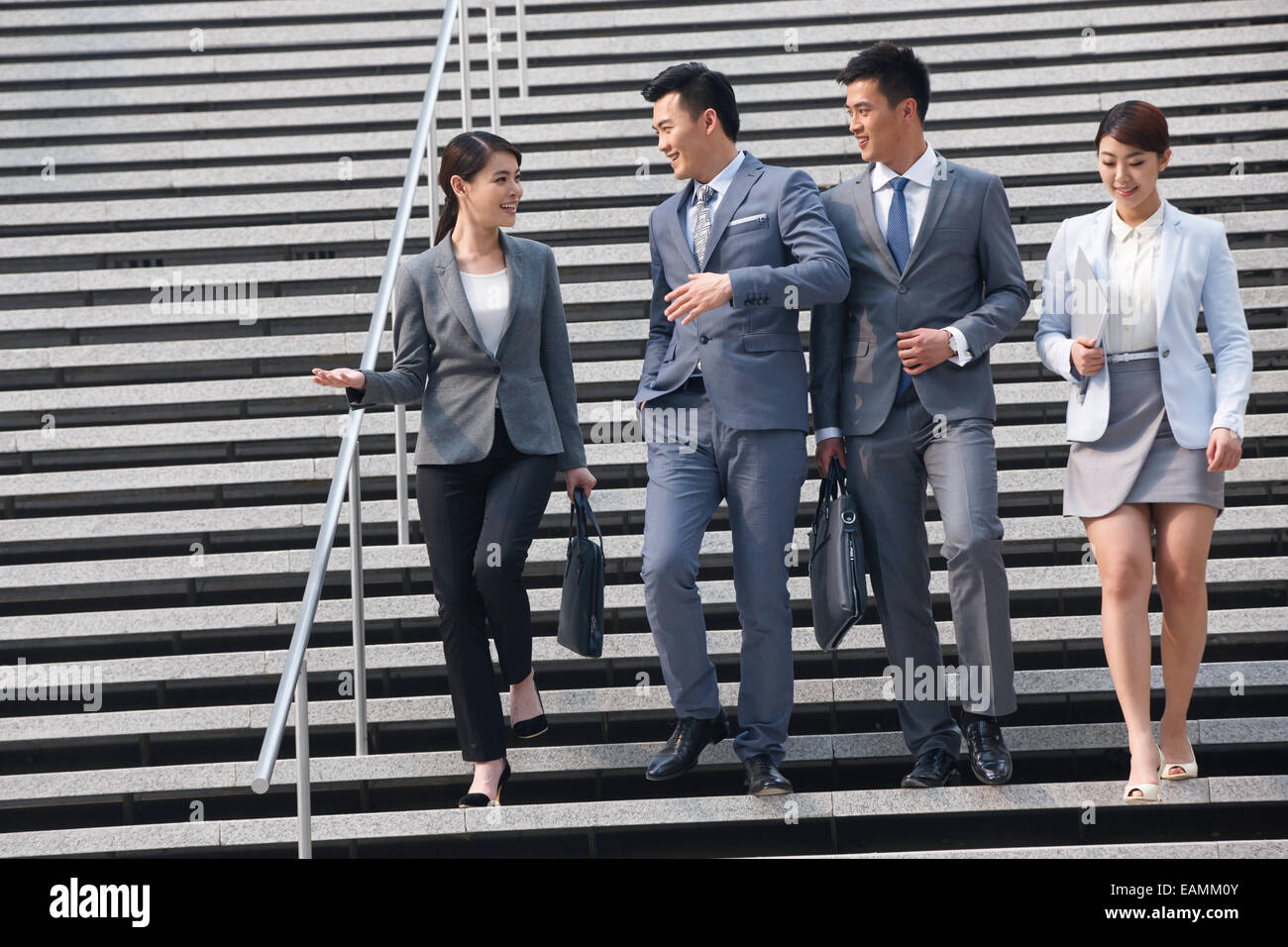 Vier Ost-Geschäftsleute sprechen in nächsten Schritten Stockfoto