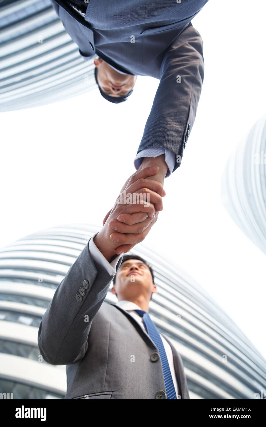 Zwei Geschäftsleute treffen handshake Stockfoto
