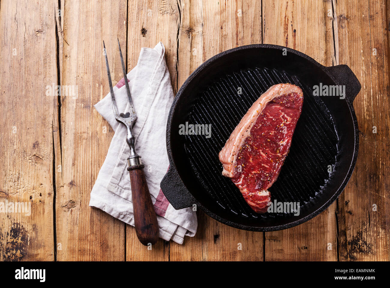 Gegrillte südamerikanischen Premium-Rindfleisch New York Steak auf dem Grillpfanne auf hölzernen Hintergrund Stockfoto