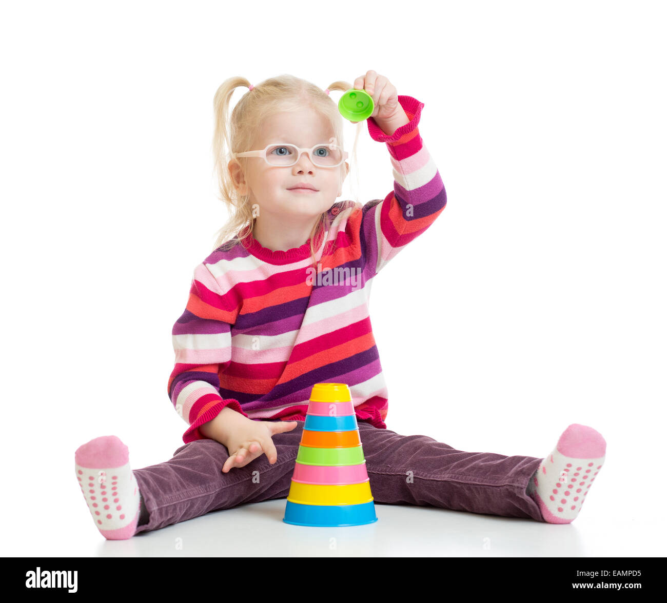 Lustiges Kind in Gläser spielen bunte Pyramide Spielzeug isoliert Stockfoto