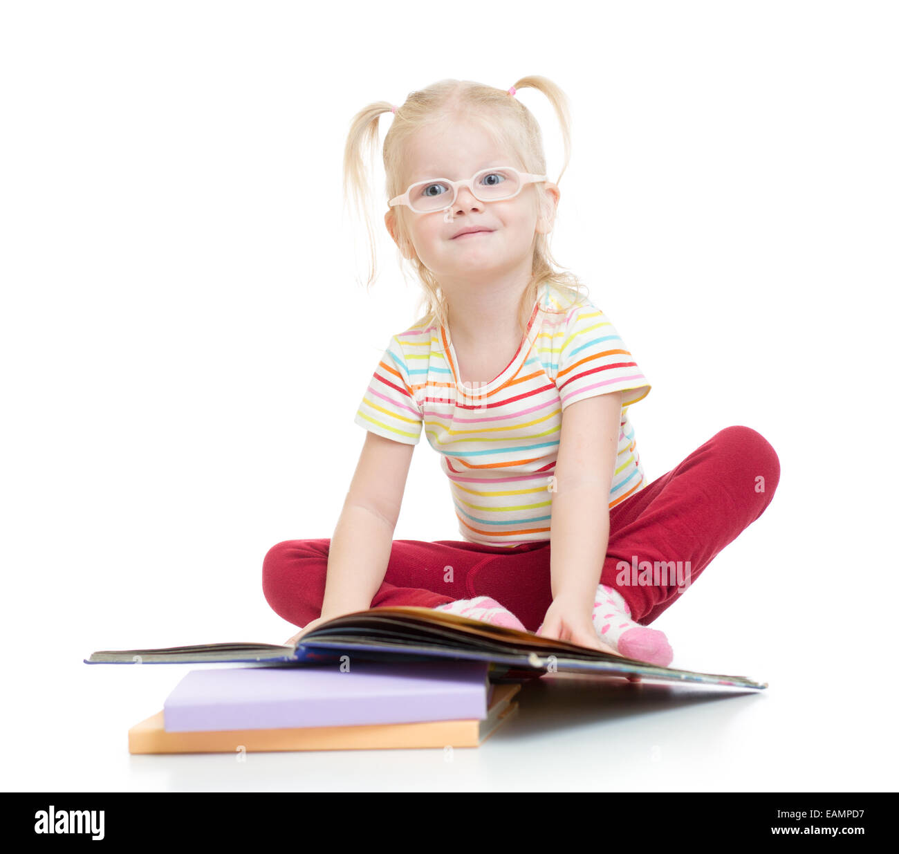 Lustig lächelndes Kind in Eyeglases Buch isoliert Stockfoto