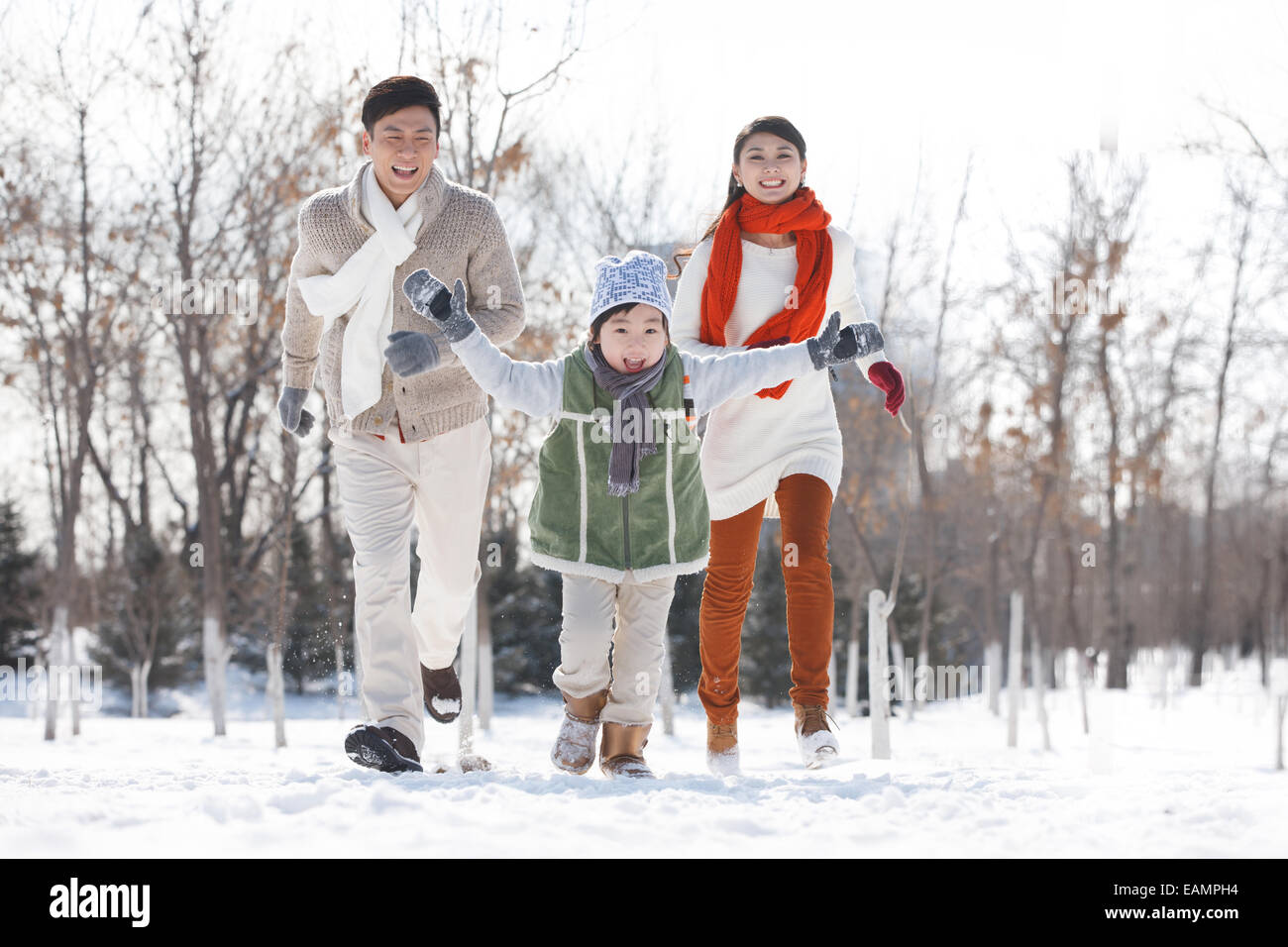 Nur Kind Familie läuft im Schnee Stockfoto