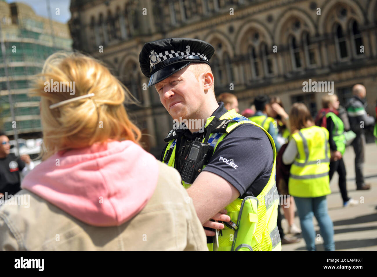 Polizist spricht eine junge Frau mit ihr zurück in die Kamera, Bradford UK. Stockfoto